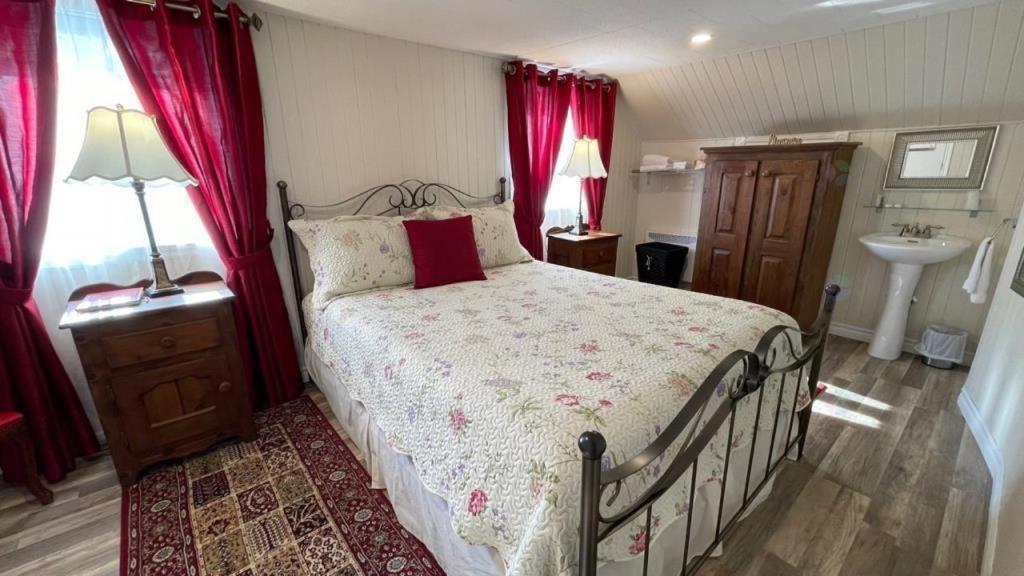 Les Chalets De La Colline Inc بيه سانت كاترين المظهر الخارجي الصورة